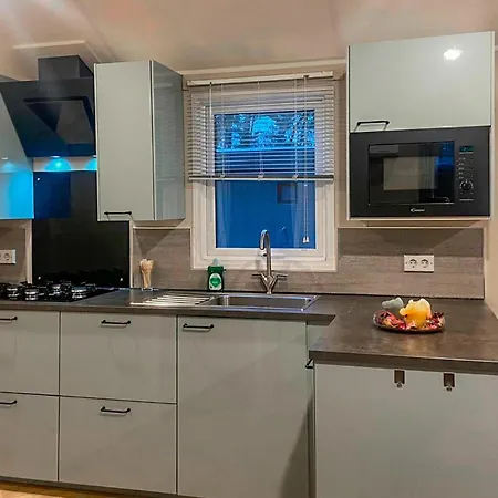 2 Bedroom Stacaravan In Campeggio